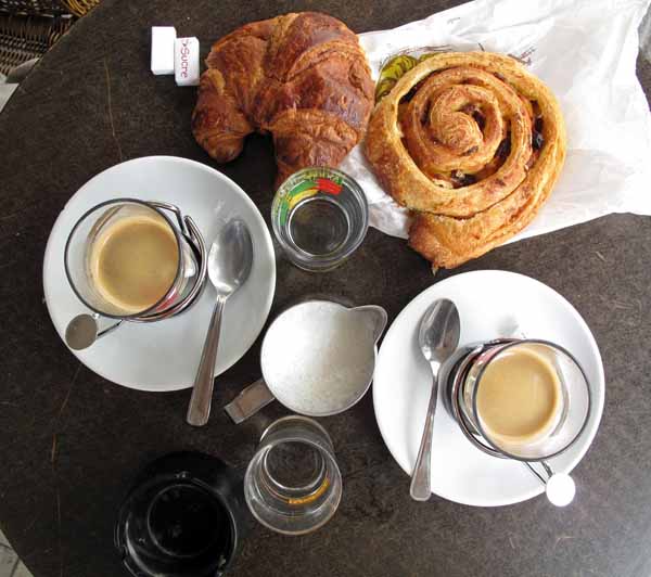 Walking in France: A leisurely second breakfast in le Puy