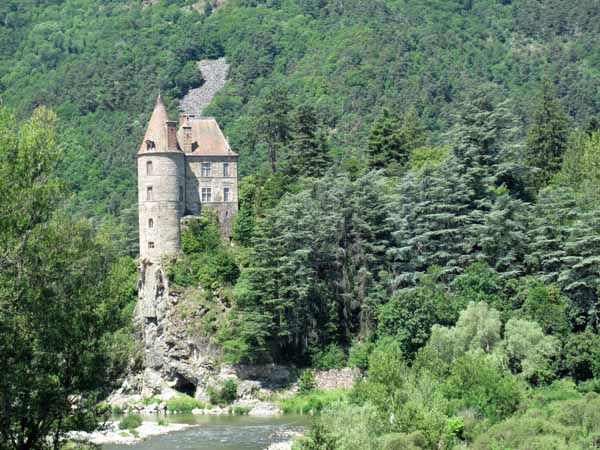 Walking in France: Another view of the château of Lavoûte