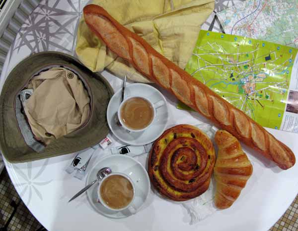 Walking in France: Second breakfast at the Café du Centre, Mehun-sur-Yèvre