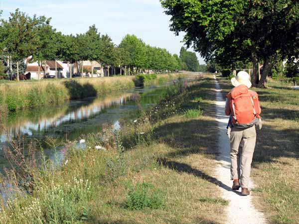 Walking in France: Leaving Vierzon by the towpath on the Canal de Berry