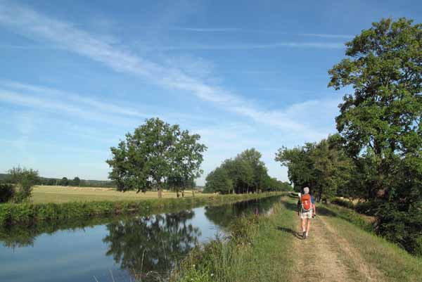 Walking in France: On the towpath of the Canal de Berry