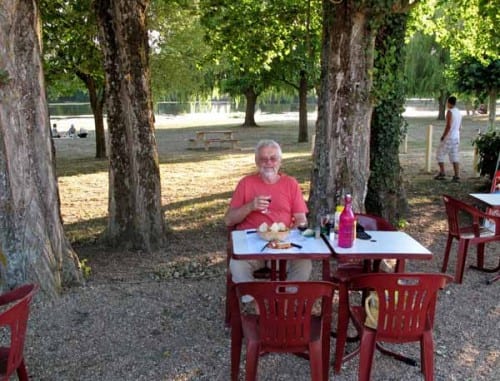 Walking in France: A very enjoyable, but simple, dinner at the snack bar