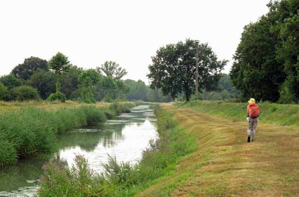 Walking in France: Back on the towpath of the Canal de Berry leaving Langon