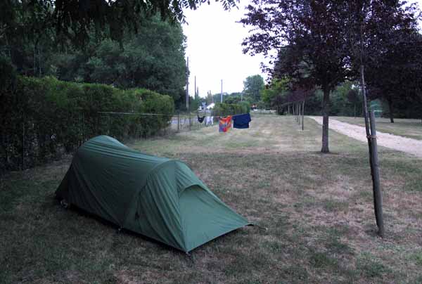 Walking in France: Installed in the camping ground, Villefranche-sur-Cher