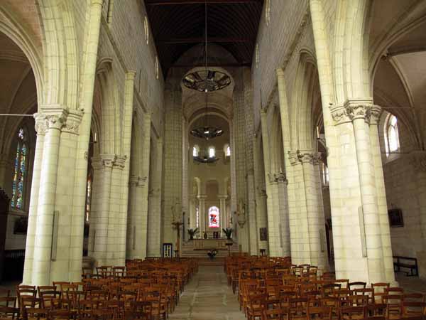 Walking in France: The interior of the Selles-sur-Cher church