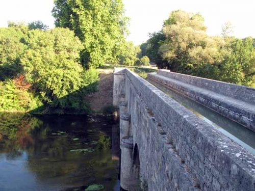 Walking in France: The pont-canal over the Sauldre river