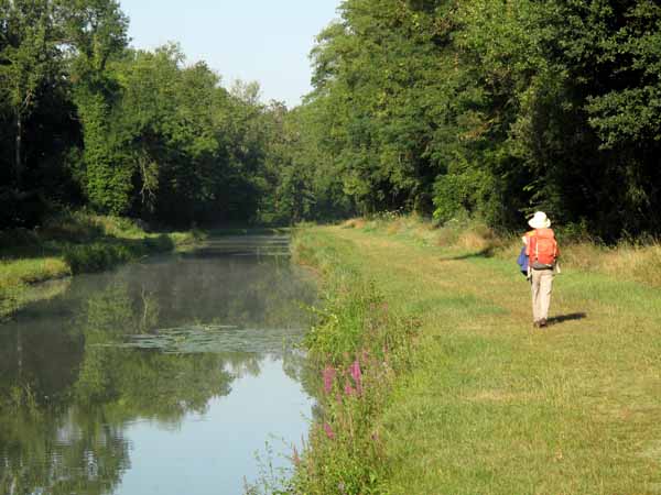 Walking in France: Approaching Châtillon-sur-Cher on the Canal de Berry