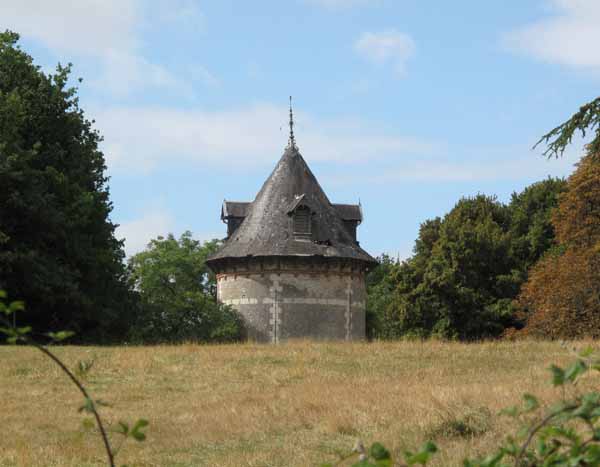Walking in France: The pigeonnier of the château of Leugny 