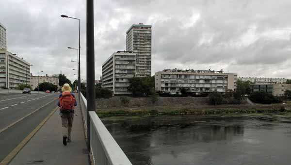 Walking in France: Crossing the Cher for the last time to enter Tours