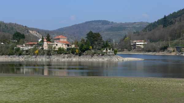 Walking in France: Saint-Paul-en-Cornillon on its promontory beside the Loire