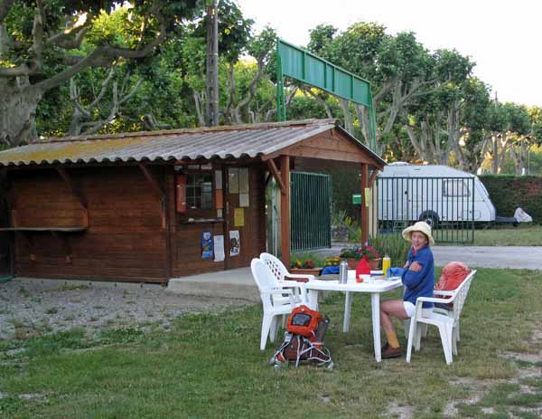 Walking in France: Feeling the cold, having breakfast near the camping office