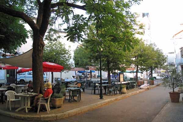 Walking in France: Enjoying second breakfast with the weekly market being set up, Sault