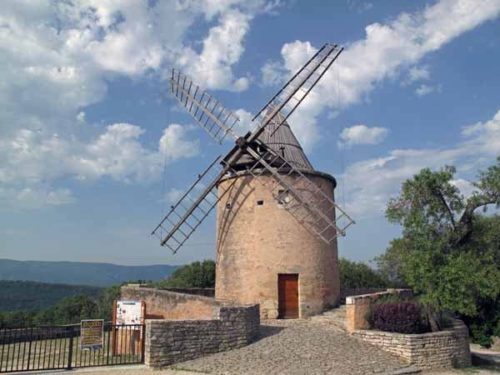 Walking in France: Windmill at the top of Goult