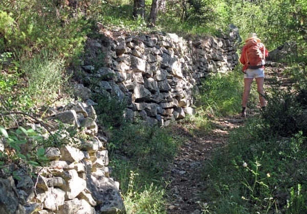 Walking in France: ....past a dry stone wall