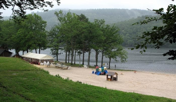 Walking in France: The snack bar beside the Lac des Bariousses