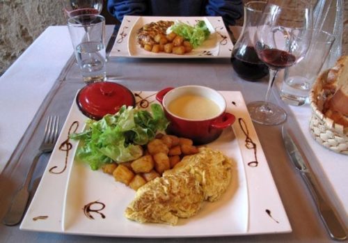 Walking in France: Finishing with omelettes, one with fondu creusois, the other with girolles