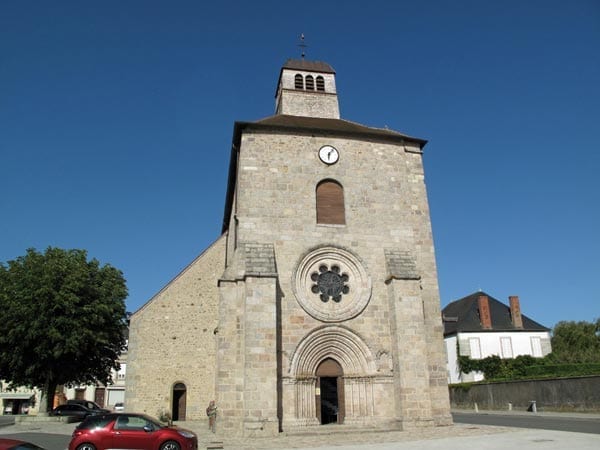 Walking in France: Gouzon's church in the main square
