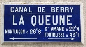 Walking in France: La Queune lock sign