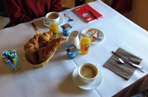 Walking in France: Breakfast at la Diligence
