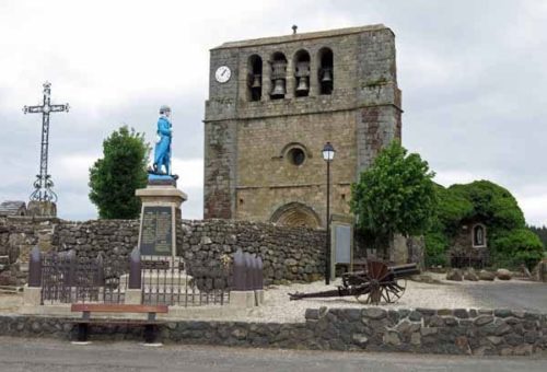 Walking in France: St-Paul-de-Tartas' church and war memorial