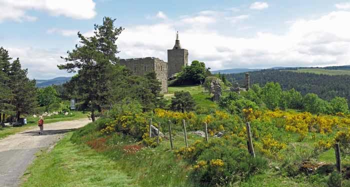 Walking in France: Arriving at the ruins of the château of Luc