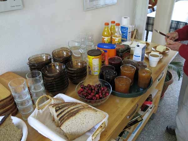 Walking in France: The substantial self-service breakfast at the Étoile