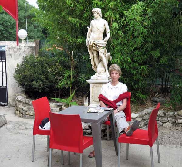 Walking in France: Apéritifs next to Cupid at the Bon Acceuil