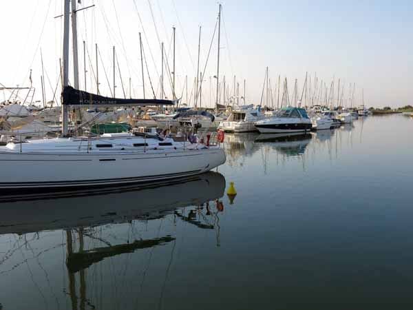 Walking in France: Early morning at the boat habour