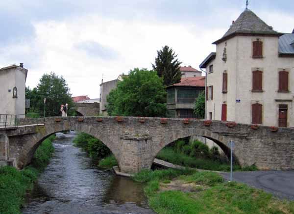 Walking in France: Returning to the centre of Langogne via the Vieux Pont