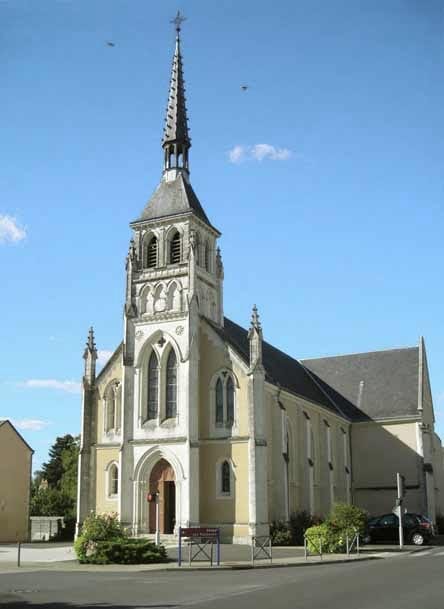 Walking in France: Church in Dangé-St-Romain