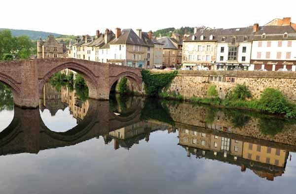 Walking in France: Crossing the Lot on the way to the Espace Bessières