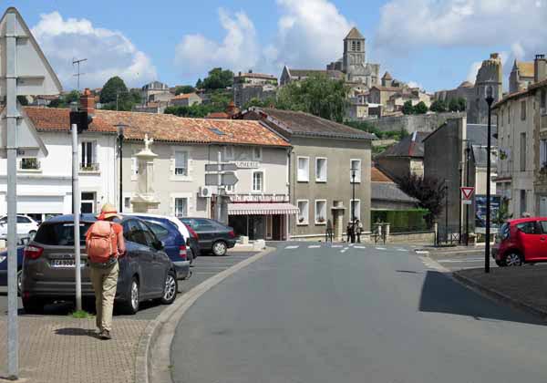 Walking in France: Arriving in Chauvigny