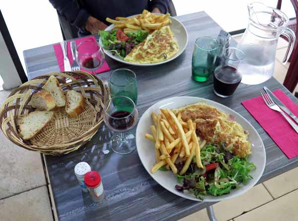 Walking in France: Omelettes and a small jug of wine for lunch at the Bonneuil-Matours camping ground