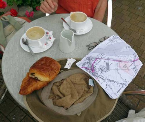 Walking in France: Second breakfast in les-Rosiers-sur-Loire