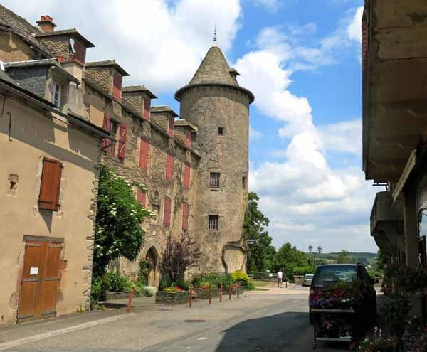 Walking in France: Cylindrical tower in Salles-Curan