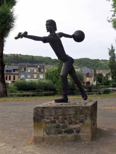Walking in France: Statue of a Quilles à Huit player