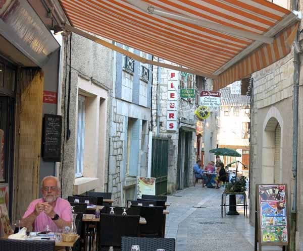 Walking in France: Dining on the roadway, les Coeurs Gourmands, Gramat