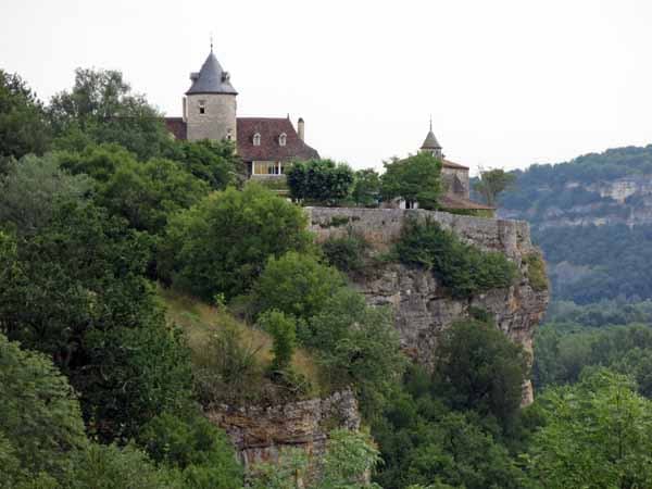 Walking in France: Château de Belcastel