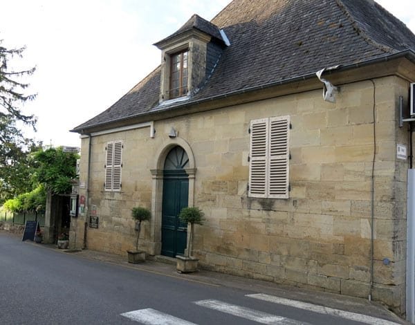 Walking in France: Entrance to the Hotel St-Robert