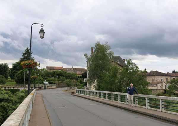 Walking in France: Crossing the Vienne to explore Availles-Limouzine