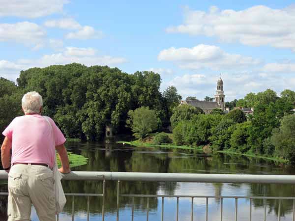 Walking in France: Crossing the Vienne, les Ormes