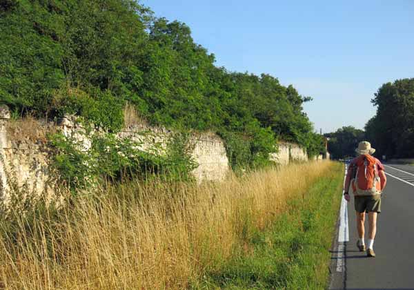 Walking in France: A long walk beside the château wall