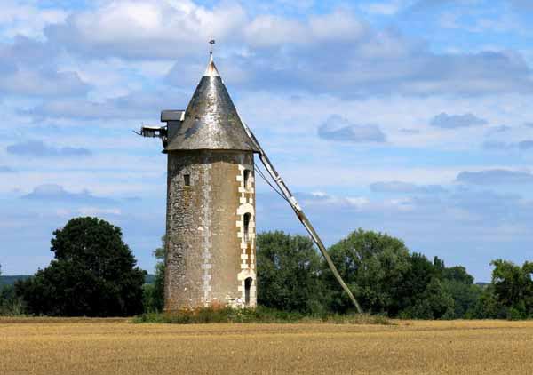 Walking in France: Windmill near Parçay-sur-Vienne