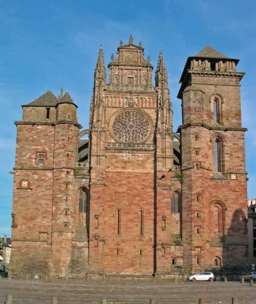 Walking in France: The blank western end of the Rodez cathedral