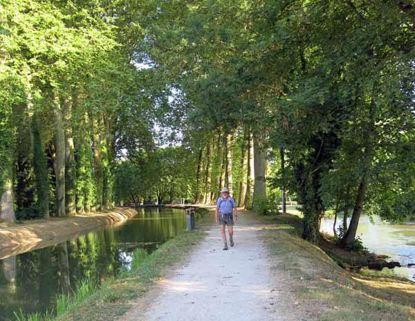 Walking in France: Leaving Mehun-sur-Yèvre between the Canal de Berry and the Yèvre river