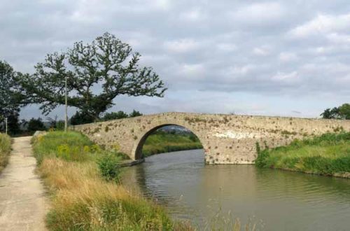 Walking in France: Ancient bridge, Canal du Midi