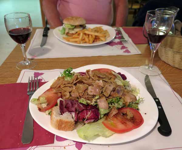 Walking in France: A basic dinner at Chez Mama's