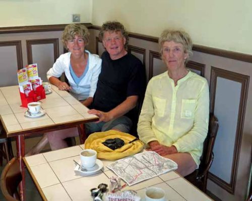 Walking in France: Coffee with our new Dutch friends in Savigny-lès-Beaune