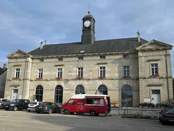 Walking in France: The arrival of the pizza van in front of the Mairie