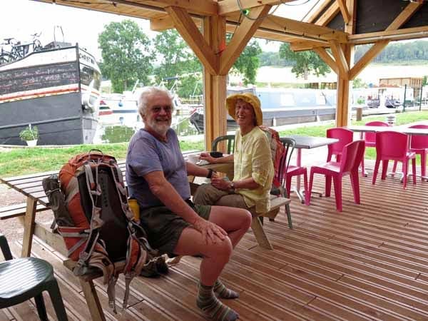 Walking in France: At the second bar, next to the Canal of Burgundy